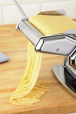 Spaghetti pasta cutter attachment for pasta machines