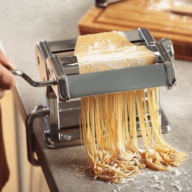 Tagliatelle pasta cutter attachment for pasta machines